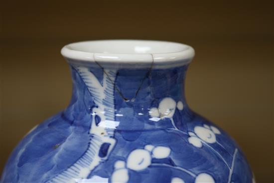 A pair of Chinese blue and white vases and covers, late 19th century height 31cm